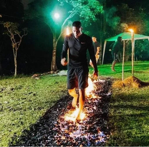 اللاعب الكولومبي بابلو ساباغ يمشي على النار (bolavip)