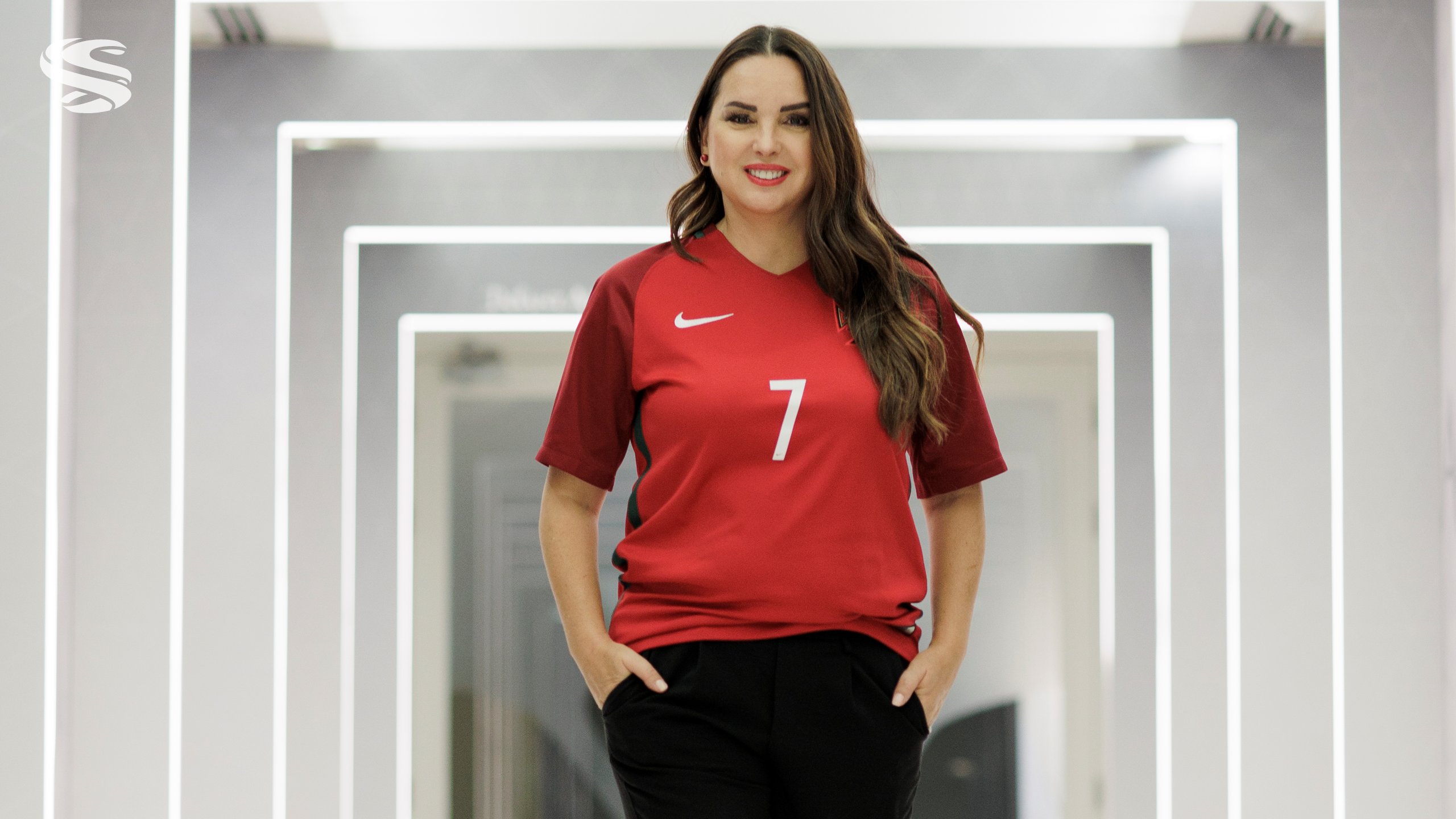 المشجعة البرتغالية، إليزابيت ريس، التي تعيش في العاصمة القطرية "الدوحة" منذ عام 2006