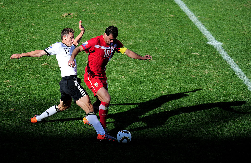 الصربي ديان ستانكوفيتش يحاول المرور من الألماني ميروسلاف كلوزة في كأس العالم 2010 winwin ون ون