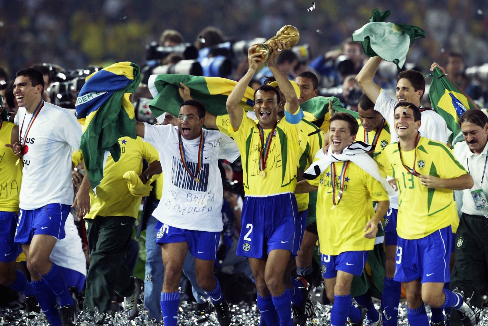 كافو يحمل كأس العالم رفقة منتخب البرازيل (Getty)