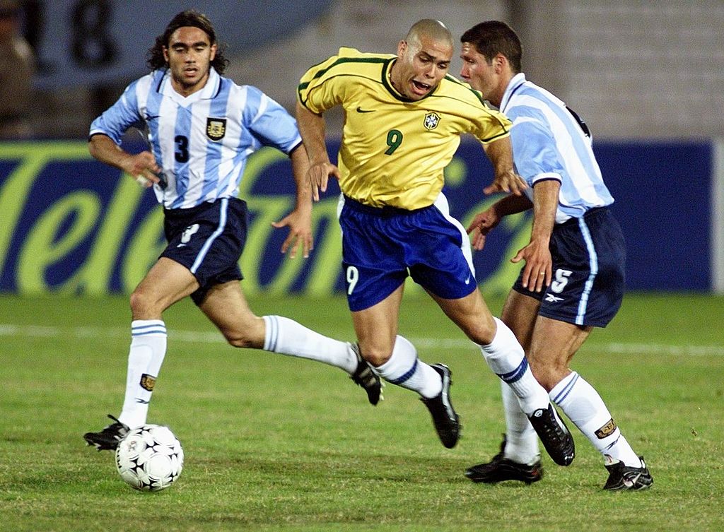 رونالدو لاعب البرازيل يحاول المرور من ثنائي الأرجنتين دييغو سيميوني وخوان سورين في ربع نهائي كوبا أميركا 1999 (Getty)