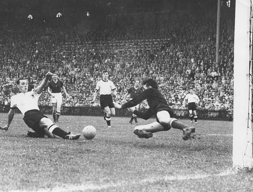 أرشيفية - لقطة من المباراة النهائية بين ألمانيا الغربية والمجر في مونديال 1954 (Getty)