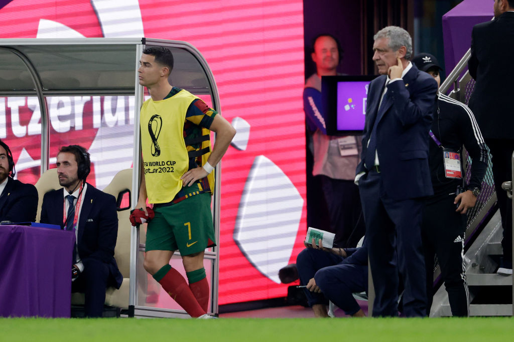 أصيب البرتغالي كريستيانو رونالدو بخيبة أمل لجلوسه على مقاعد البدلاء خلال مباراة كأس العالم بين البرتغال وسويسرا على ملعب لوسيل يوم 6 ديسمبر 2022 في الدوحة قطر غيتي ون ون win-win getty