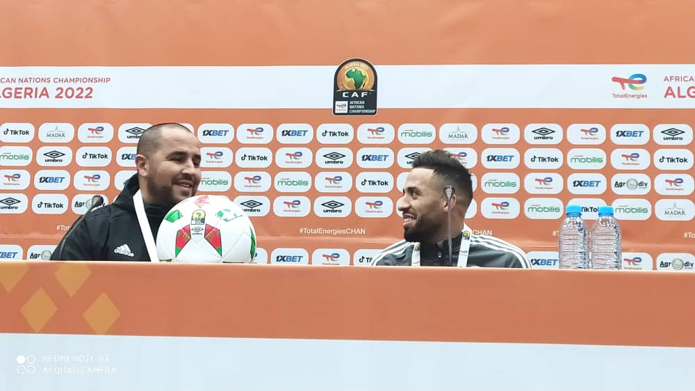 عبد الرحمن مزيان ومجيد بوقرة في المؤتمر الصحفي قبل مباراة كوت ديفوار في أمم أفريقيا للمحليين