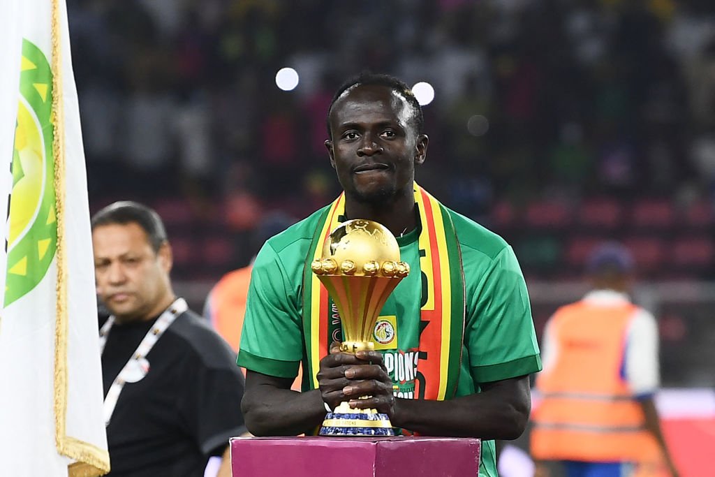 السنغالي ساديو ماني يحمل كأس أمم أفريقيا (Getty) وين وين winwin