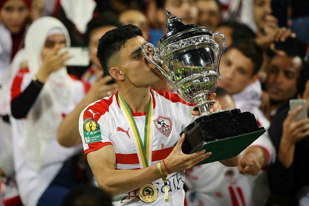 المغربي أشرف بن شرقي يحتفل بإحراز كأس السوبر الإفريقي 2019 مع الزمالك (shorouknews)