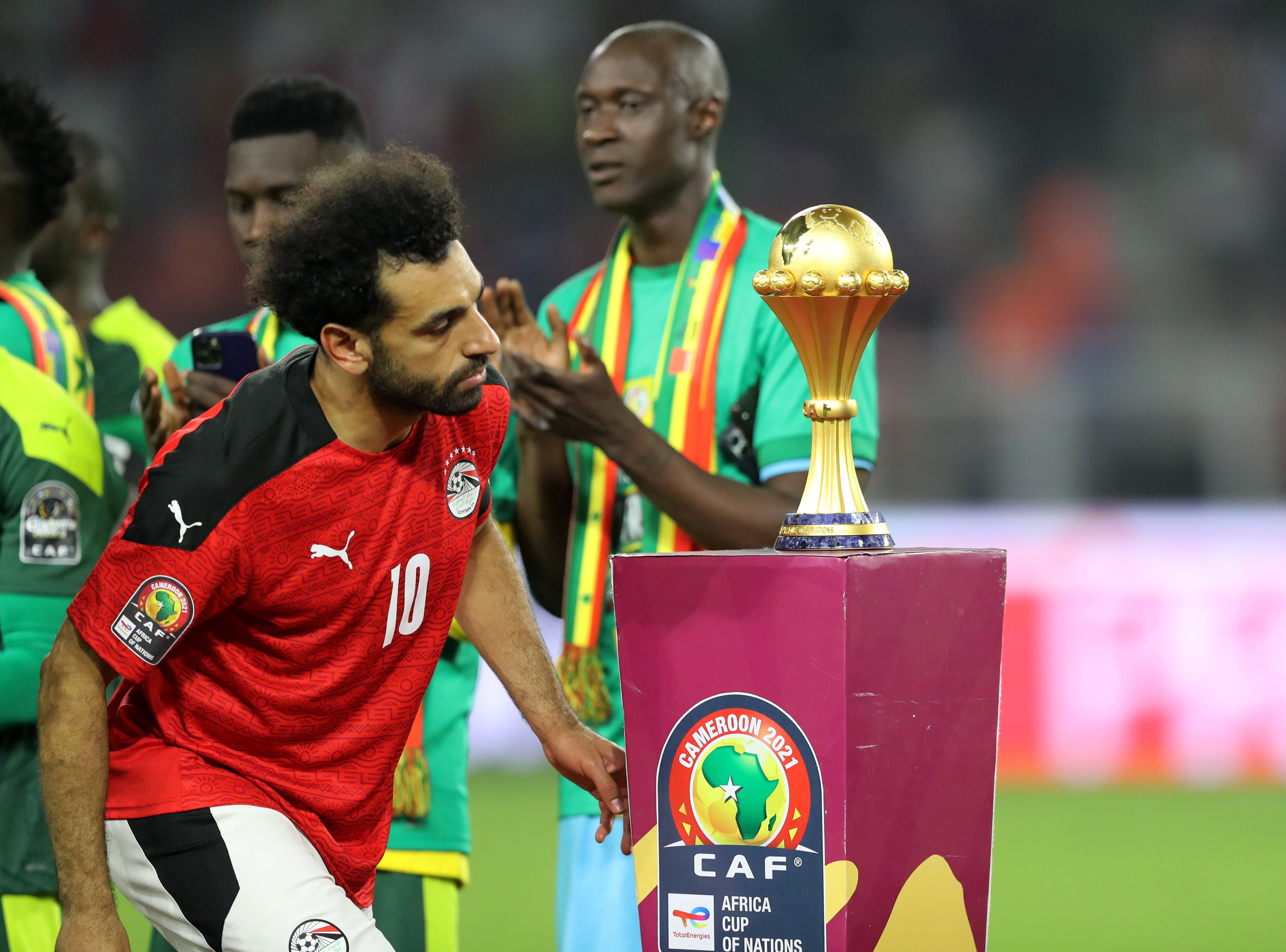 صلاح متحسرًا على ضياع كأس أمم إفريقيا بعد الخسارة من السنغال في نسخة 2021 (Reutres)