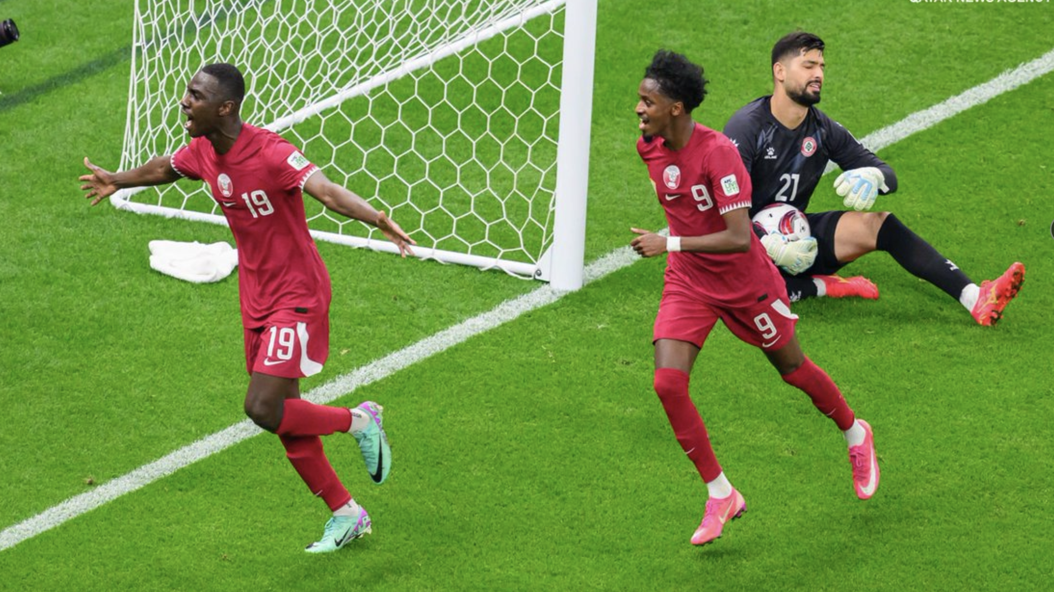 المعز علي يحتفل بهدف قطر الثاني ضد لبنان في افتتاح كأس آسيا 2023 (X: QNA)