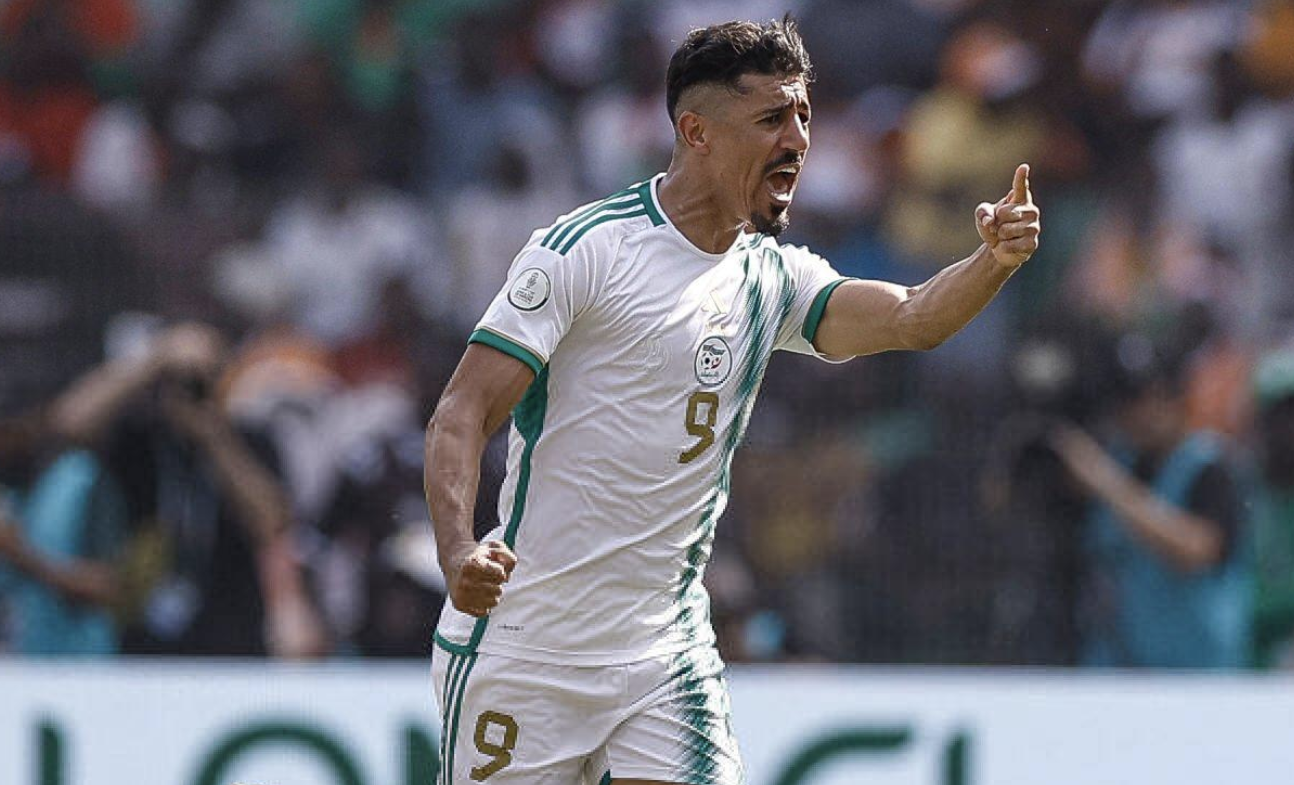 بغداد بونجاح سجل هدفين حاسمين وقاد الجزائر للتعادل أمام بوركينا فاسو 2-2 (X: CAF)