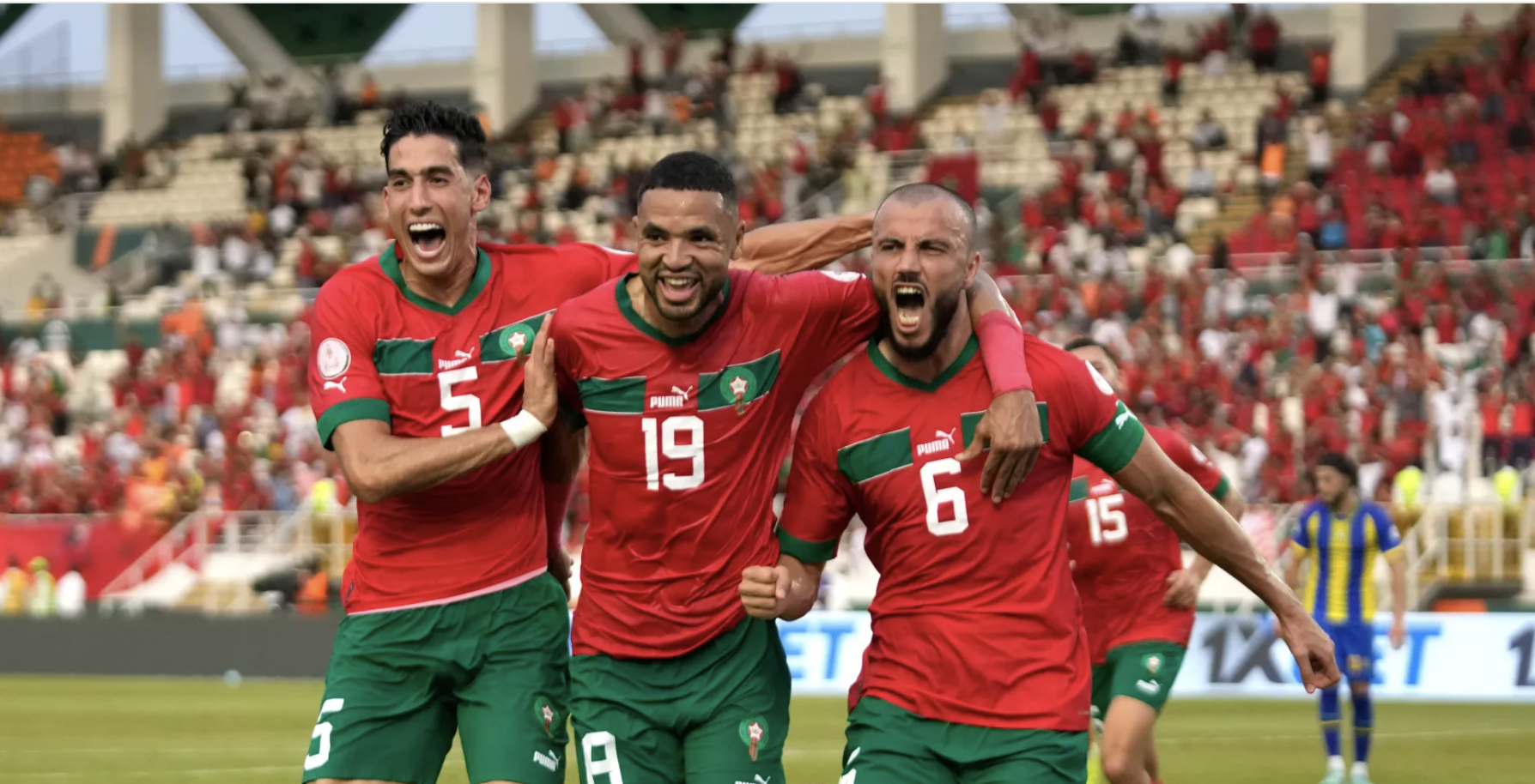 يوسف النصيري يتوسط غانم سايس ونايف أكرد من مباراة المغرب وتنزانيا (Aljazeera)