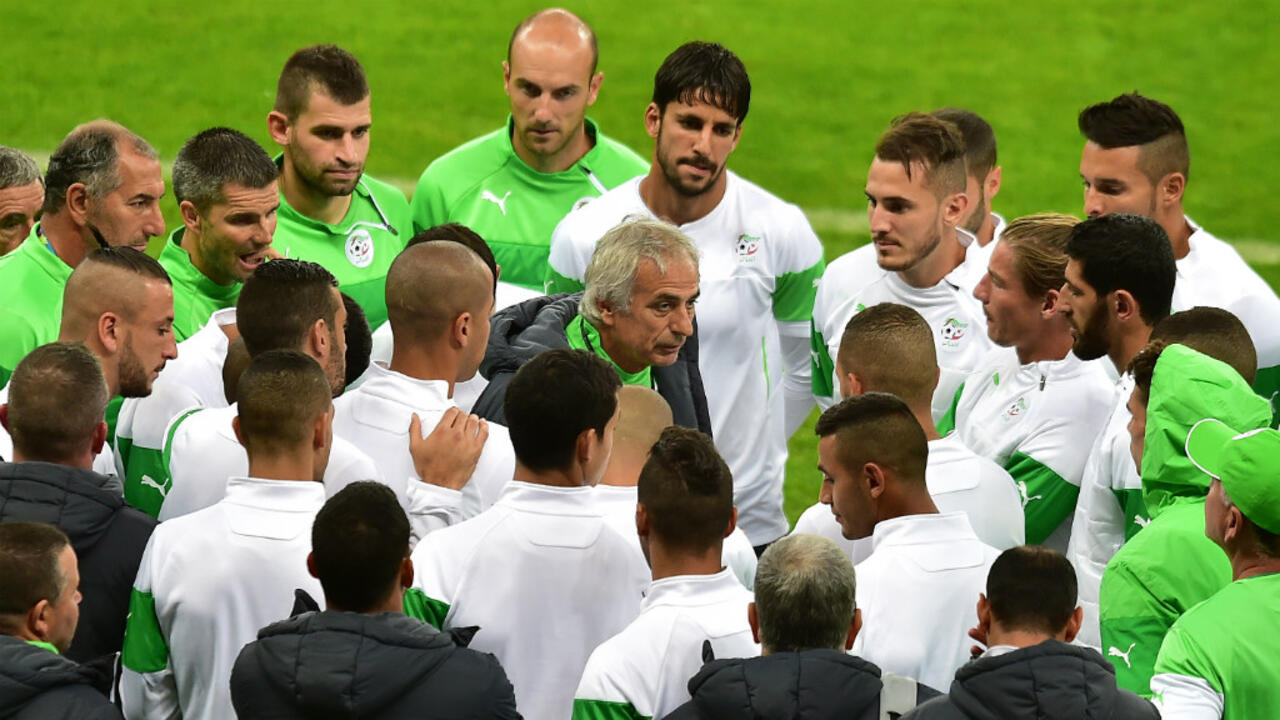 مدرب منتخب الجزائر السابق وحيد حاليلوزيتش مع اللاعبين من كأس العالم 2014 (France 24)