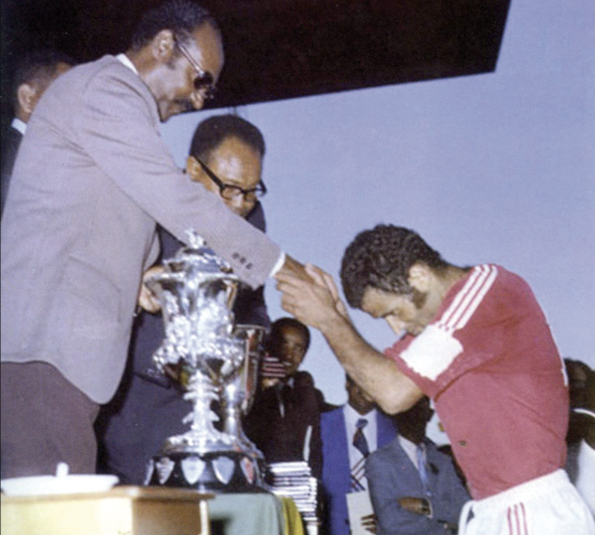 من تسليم كأس أمم أفريقيا 1976 إلى قائد المنتخب المغربي (X: Almountkhab)