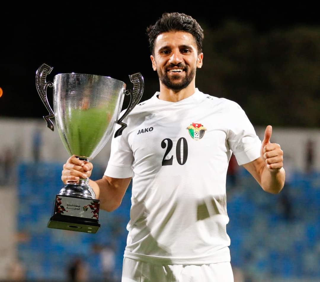 حمزة الدردور مع كأس الدوري الأردني facebook/JordanFootbl