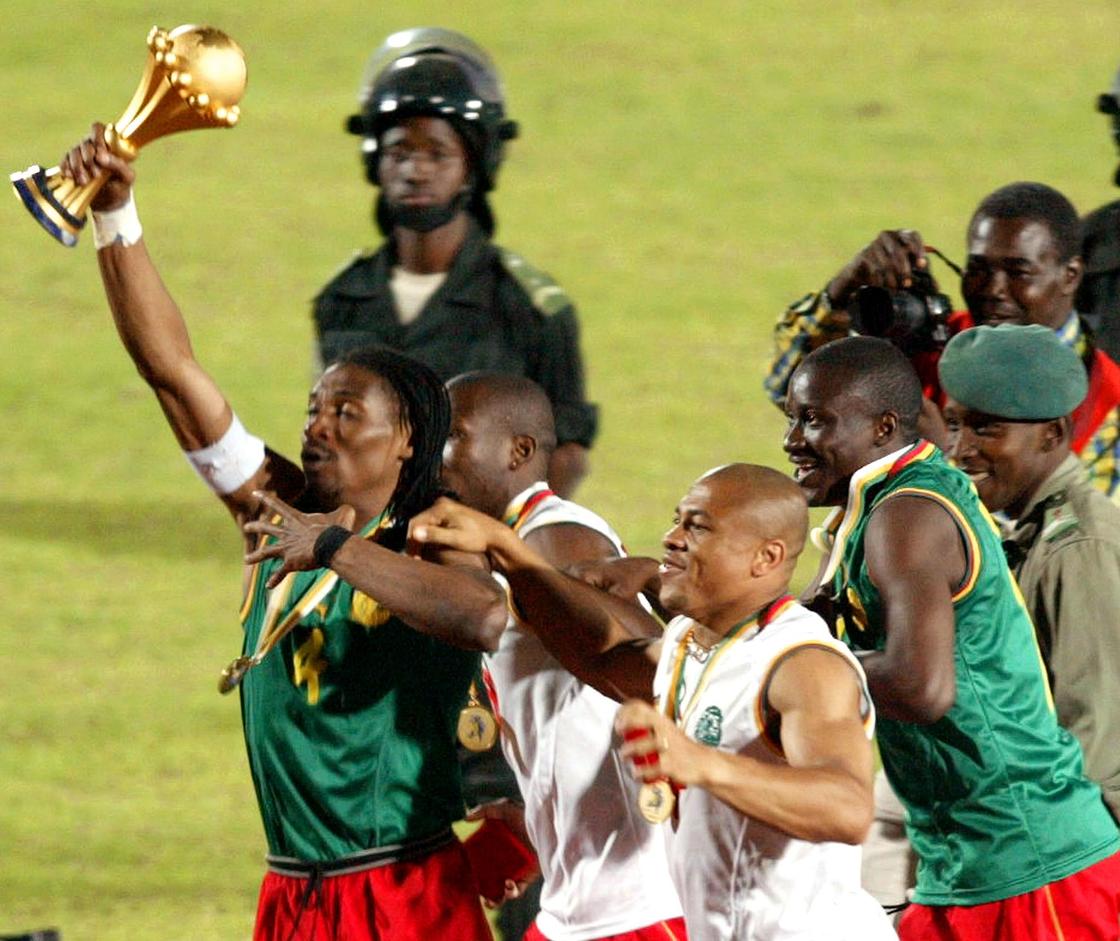 سونج يحتفل بكأس أمم أفريقيا الفائز به مع الكاميرون 2002 (Getty)