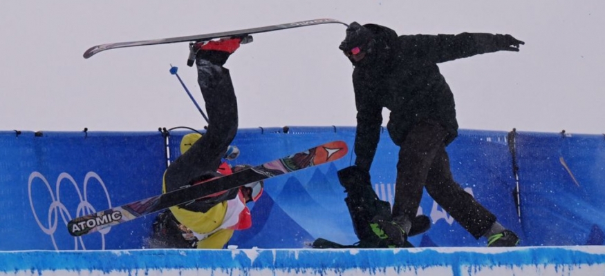 متزلج يصطدم بكاميرا ويسقطها في أولمبياد بيكين الشتوي