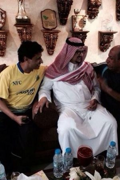 الحكم السعودي السابق إبراهيم النفيسة مع رئيس النصر السابق فيصل بن تركي (Twitter)