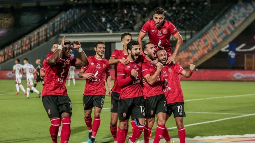 احتفال محمد مجدي أفشة (على اليمين) مع لاعبي الأهلي خلال مباراة الزمالك التي انتهت بفوز أهلاوي بنتيجة 5 - 3 (Twitter/ Al Ahli)