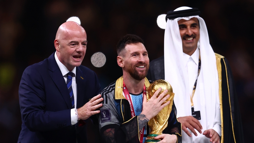 ليونيل ميسي يحمل كأس العالم مرتدياً "البشت" العربي (Getty) ون ون winwin