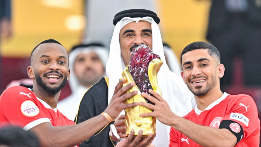 احتفالات لاعبي العربي بلقب كأس الأمير مع أمير قطر الشيخ تميم بن حمد الثاني (Getty)