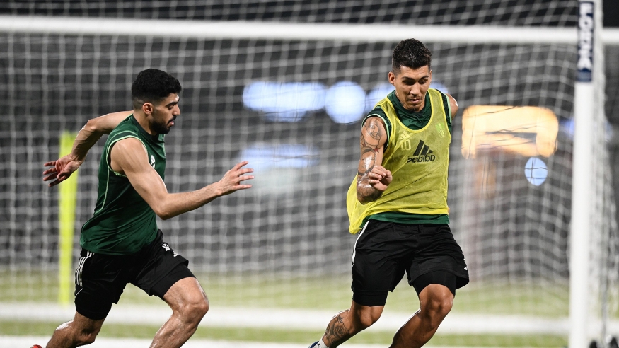 البرازيلي روبيرتو فيرمينو خلال تدريبات الأهلي السعودي (X/ALAHLI_FC) وين وين winwin