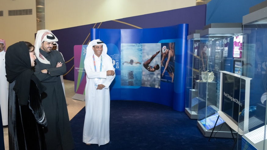 الشيخ جوعان بن حمد آل ثاني (في الوسط) خلال افتتاح بطولة العالم للألعاب المائية 2024 بالدوحة (X/NadeebQa)