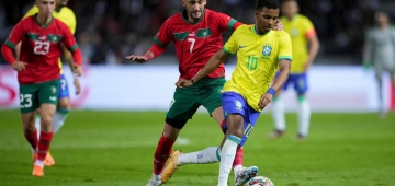 حكيم زياش ورودريغو غوس فس صراع ثنائي خلال المباراة الودية التي جمعت المغرب بالبرازيل في طنجة (Getty) وين وين winwin