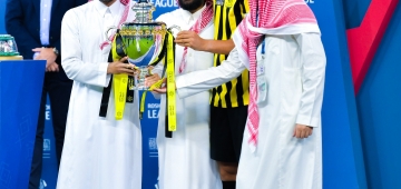 وزير الرياضة السعودية الفيصل (يسار) ورئيس الاتحاد ولاعبه أحمد حجازي ( منتصف) (twitter/ SPL) ون ون winwin 