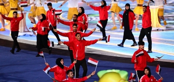 أعضاء الوفد اليمني يشاركون في طابور العرض خلال حفل افتتاح دورة الألعاب الآسيوية 2022 (Getty) وين وين winwin 