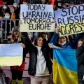 جماهير في ملعب برشلونة (كامب نو) تطالب بوقف حرب روسيا على أوكرانيا (Getty)