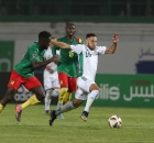 الجزائر خسرت أمام الكاميرون وسط جدل تحكيمي