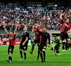 لاعبو ميلان يحتفلون مع الجماهير بالفوز على فيورنتينا