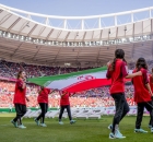 علم إيران خلال مواجهة ويلز بكأس العالم (Getty)