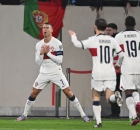 كريستيانو رونالدو يحتفل مع باقي لاعبي منتخب البرتغال بالفوز على لوكسمبورغ في تصفيات يورو 2024 (Getty) وين وين winwin
