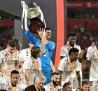 البلجيكي تيبو كورتوا حارس مرمى ريال مدريد يحمل كأس ملك إسبانيا (Getty) ون ون winwin
