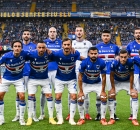 لاعبو سامبدوريا يقفون لالتقاط صورة للفريق قبل انطلاق مباراة الدوري الإيطالي (Getty)