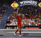 الإسباني رودري أثناء تتويجه بجائزة أفضل لاعب في نهائي دوري الأمم (Getty)