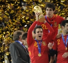 أرشيفية - احتفال سيسك فابريغاس بلقب كأس العالم 2010 مع إسبانيا (Getty)