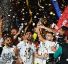 لاعبو منتخب العراق خلال احتفالهم بالفوز ببطولة كأس الخليج 25 ضد عمان يناير 2023 (Getty)