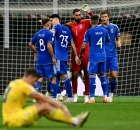 لاعبو إيطاليا يحتفلون بالفوز على أوكرانيا بتصفيات اليورو(Getty)