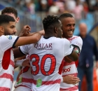 لاعبو الإفريقي التونسي يحتفلون بفوز سابق في الدوري التونسي (Facebook/clubafricain.com.tn) ون ون winwin