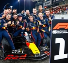 الهولندي ماكس فيرستابن يحتفل مع فريق ريد بول بعد ختام الموسم في أبوظبي (X/F1) وين وين winwin