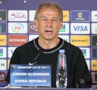 الألماني يورغن كلينسمان مدرب كوريا الجنوبية في كأس آسيا 2024 (X/QNA_Sports) ون ون winwin