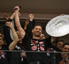 تشابي ألونسو مدرب باير ليفركوزن يحتفل بلقب الدوري الألماني رفقة لاعبيه (Getty) ون ون winwin