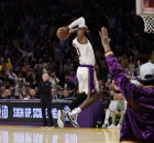 ليبرون جيمس نجم لوس أنجلوس ليكرز يطير لتسجيل إحدى النقاط (X/Lakers) ون ون winwin