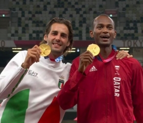 تتويج البطل القطري معتز برشم والإيطالي تامبيري بالميدالية الذهبية في أولمبياد طوكيو 2020 (Getty)
