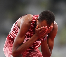القطري معتز برشم بعد فوزه بالميدالية الذهبية في أولمبياد طوكيو (Getty)