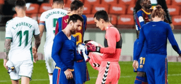 ليونيل ميسي يتبادل قميصه مع إدغار باديا عقب مباراة برشلونة وإلتشي في الدوري الإسباني