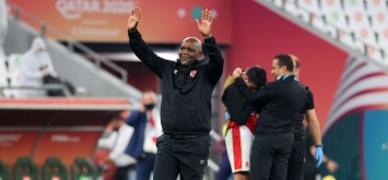 الجنوب إفريقي بيتسو موسيماني يحتفل عقب فوز الأهلي على بالميراس البرازيلي في كأس العالم للأندية