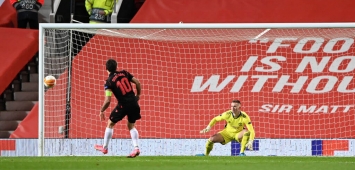 الإسباني ميكيل أوريازابال يسدد بعيدا في تنفيذ غير مُحكم لركلة جزاء في مباراة مانشستر يونايتد وريال سوسيداد