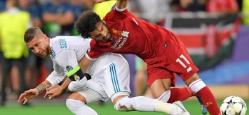 قائد ريال مدريد سيرجيو راموس يتسبب في إصابة نجم ليفربول محمد صلاح خلال نهائي دوري أبطال أوروبا 2018 (Getty)